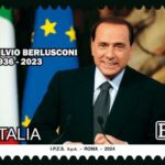 Berlusconi, un francobollo in ricordo del Cav: ritratto tra bandiere Italia e Ue